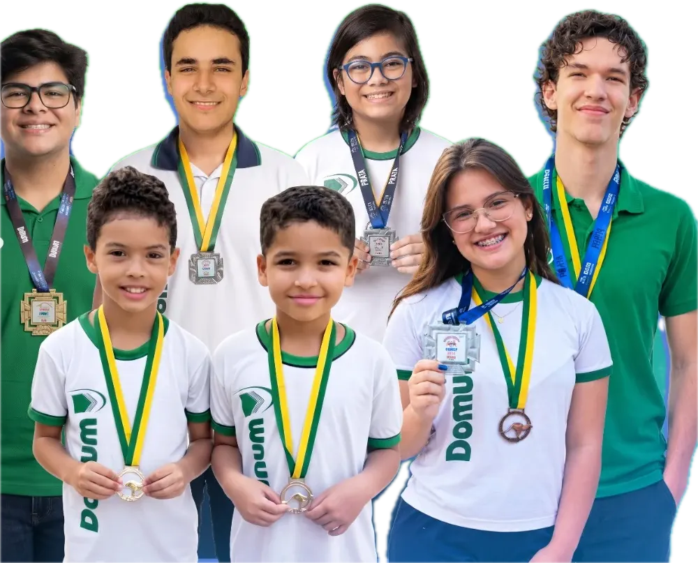 Sete alunos do Colégio Domum, do Fundamental ao Ensino Médio, sorrindo com medalhas de olimpíadas no pescoço